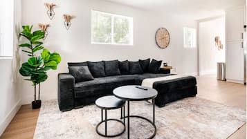 Smart TV, caminetto, videogiochi