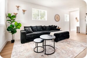 Smart TV, caminetto, videogiochi