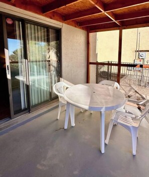 Outdoor dining - 2 bed/1 bath near NMSU, pets welcome (Las Cruces)
