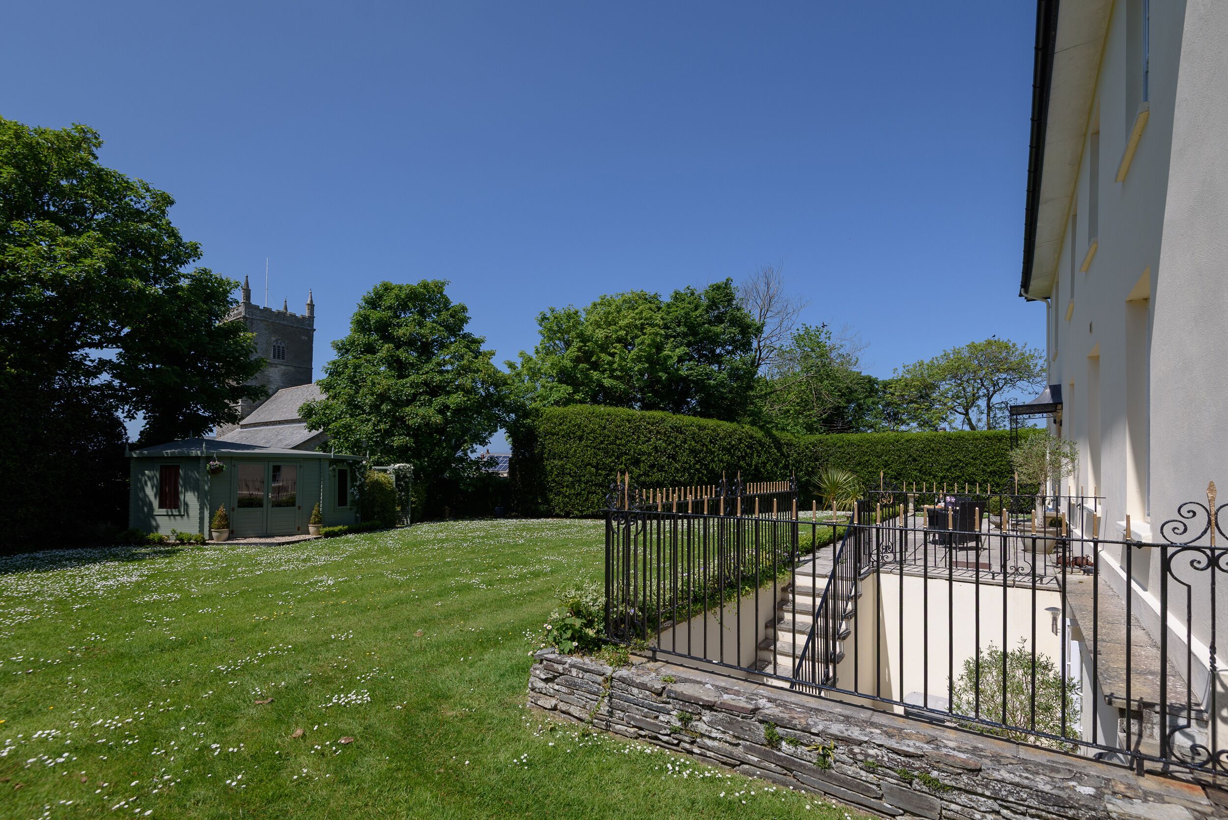 المنطقة المحيطة بالمنشأة