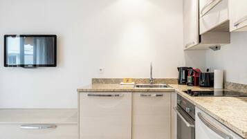 Apartamento | Cocina privada | Frigorífico, microondas, horno y placa de cocina