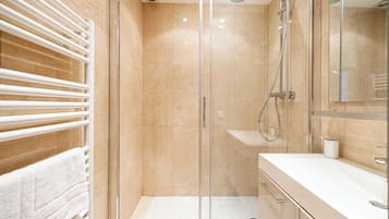 Apartamento | Baño | Secador de pelo, toallas y champú