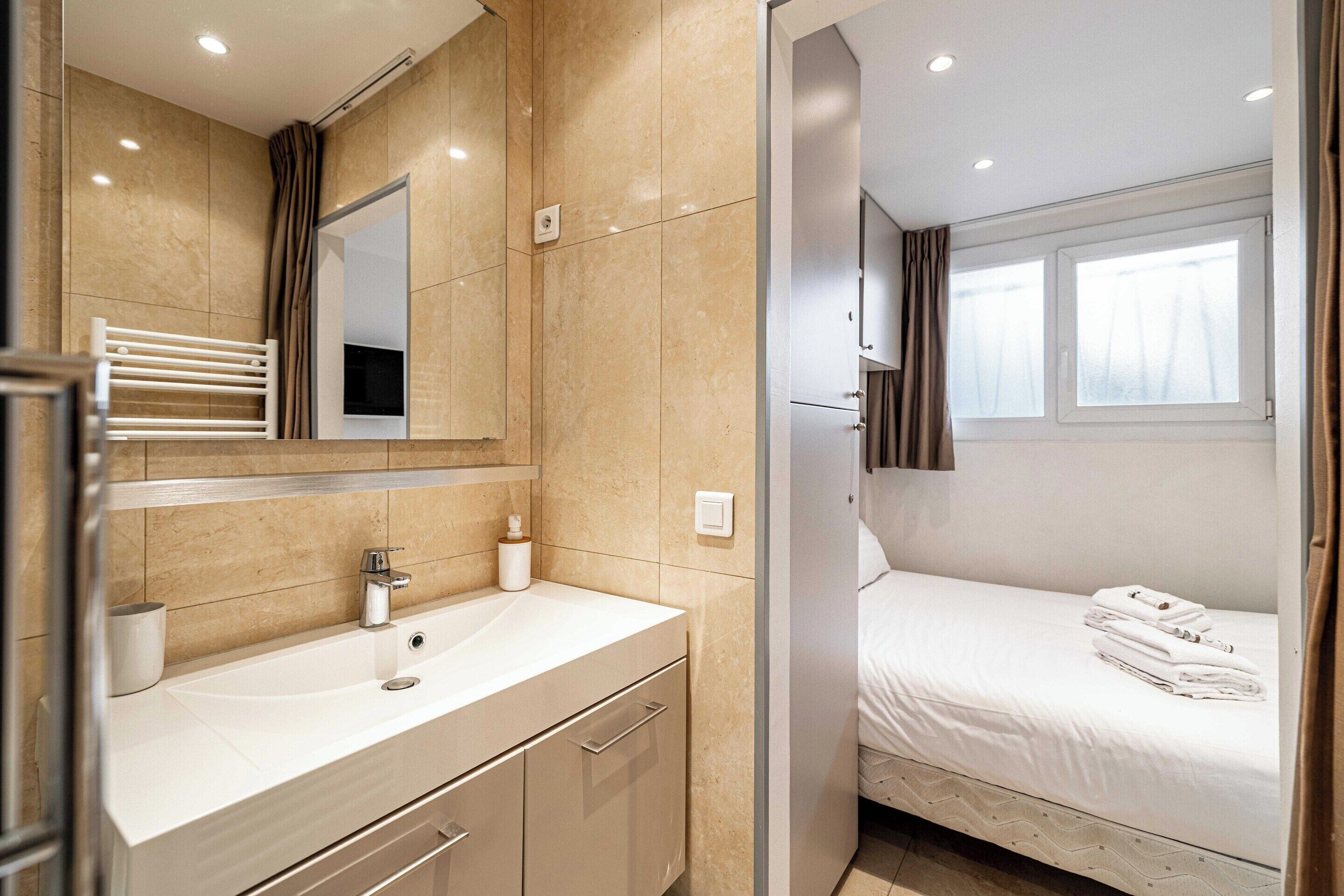 Apartment | Bathroom | Hair dryer, towels, shampoo