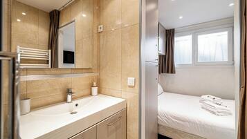 Apartment | Bathroom | Hair dryer, towels, shampoo