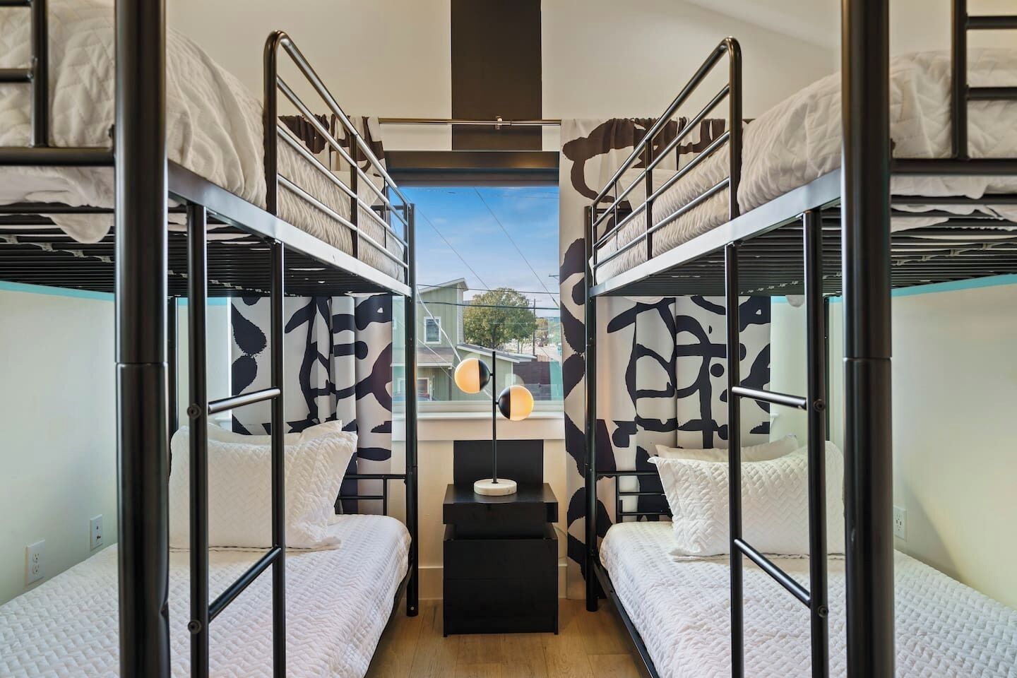 Een bureau, een strijkplank/strijkijzer, reisbedje, wifi