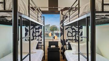 Een bureau, een strijkplank/strijkijzer, reisbedje, wifi