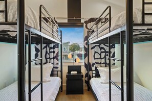 مكتب ومكواة/لوح كي وسرير سفر وواي فاي