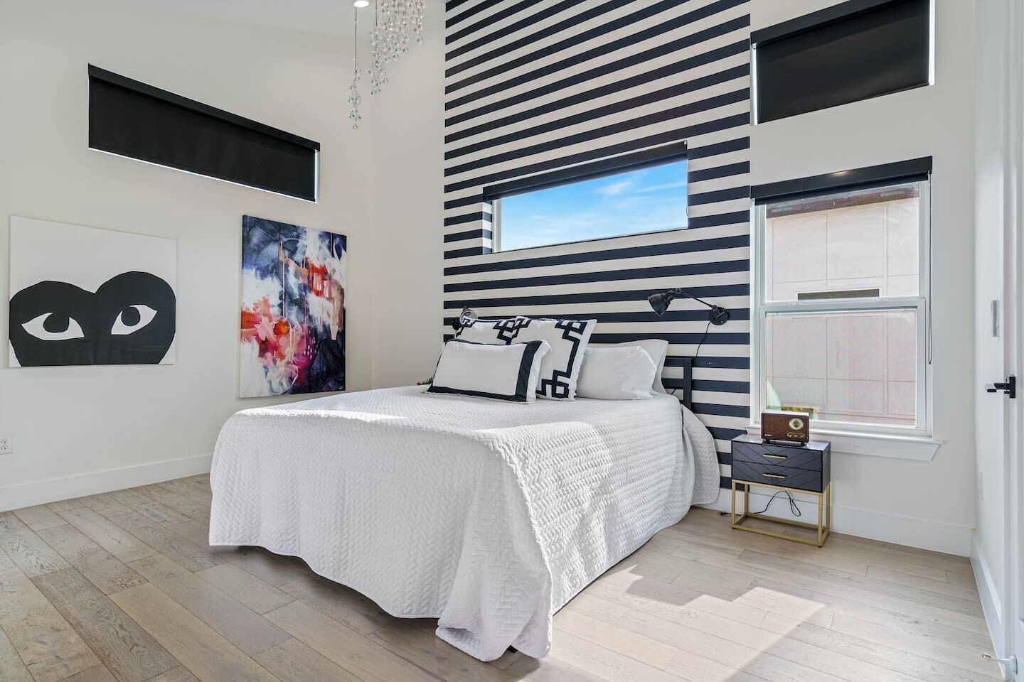 Schreibtisch, Bügeleisen/Bügelbrett, Reisekinderbett, WLAN