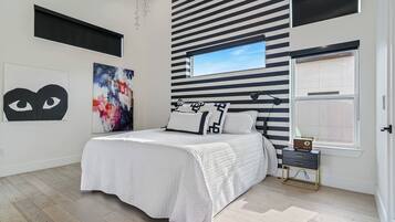 Schreibtisch, Bügeleisen/Bügelbrett, Reisekinderbett, WLAN