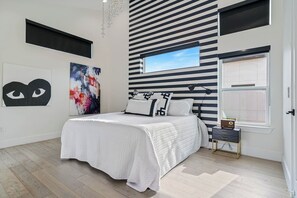 Een bureau, een strijkplank/strijkijzer, reisbedje, wifi