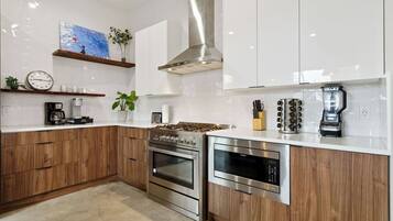 Een koelkast, een magnetron, een oven, een kookplaat