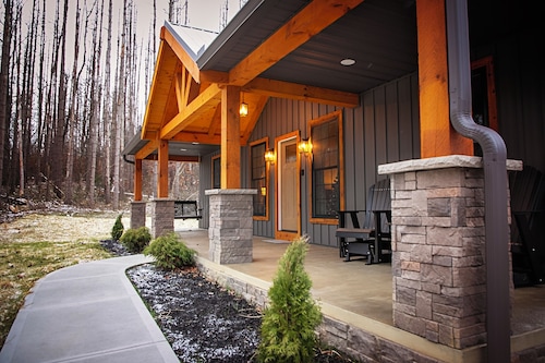 Cozy but modern retreat in Amish Country with hot tub, game room, and Starlink