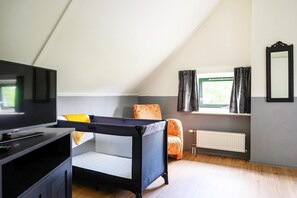 House | 3 bedrooms, individually furnished - Detached Holiday Home With Jetty and Outdoor spa (Vlagtwedde)