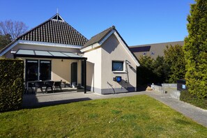 Exterior - Detached Holiday Home With Jetty and Outdoor spa (Vlagtwedde)