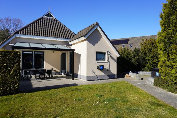 House | Exterior - Detached Holiday Home With Jetty and Outdoor spa (Vlagtwedde)