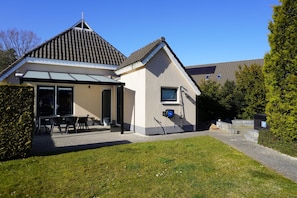 House | Exterior - Detached Holiday Home With Jetty and Outdoor spa (Vlagtwedde)