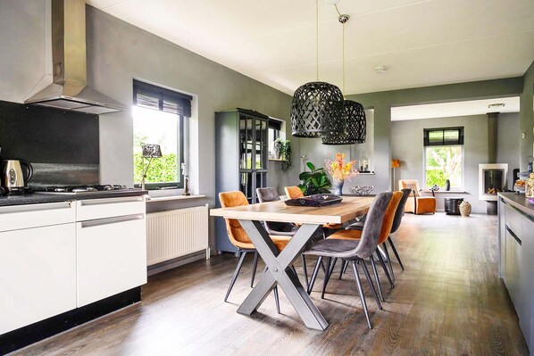 House | Dining - Detached Holiday Home With Jetty and Outdoor spa (Vlagtwedde)