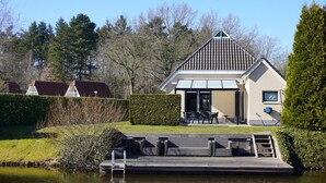 House | Exterior - Detached Holiday Home With Jetty and Outdoor spa (Vlagtwedde)