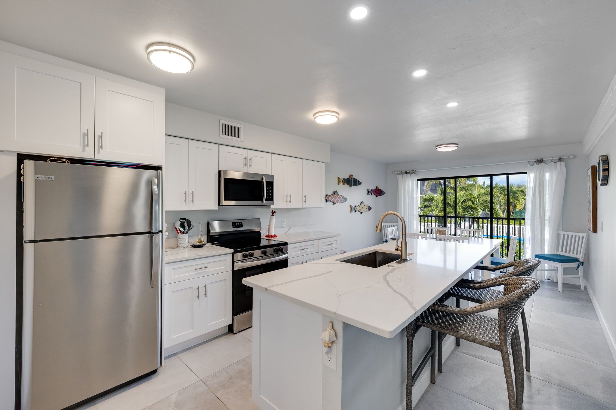 ثلاجة، ميكروويف، فرن، موقد طهي مسطح