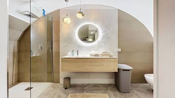 Een douche, een haardroger, handdoeken