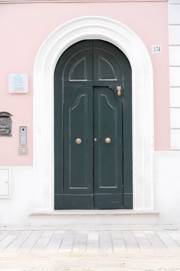 Exterior detail - Bed and Breakfast 'Appartamento - Orchidea Celeste' with Sea View, Wi-Fi and Air Conditioning (Manfredonia)