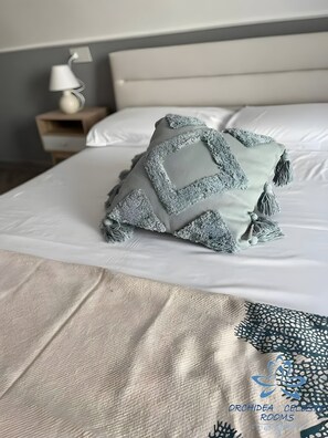 Tabla de planchar con plancha, wifi y ropa de cama 