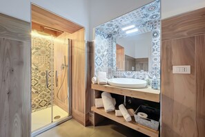 Shower, hair dryer, towels - Queen Room 'Orchidea Celeste' with Sea View, Wi-Fi, and Air Conditioning (Manfredonia)