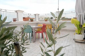 Outdoor dining - Queen Room 'Orchidea Celeste' with Sea View, Wi-Fi, and Air Conditioning (Manfredonia)