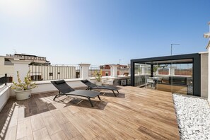 Outdoor dining - Queen Room 'Orchidea Celeste' with Sea View, Wi-Fi, and Air Conditioning (Manfredonia)