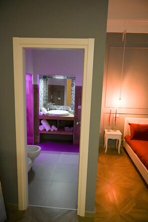 Bathroom - Queen Room 'Orchidea Celeste' with Sea View, Wi-Fi, and Air Conditioning (Manfredonia)