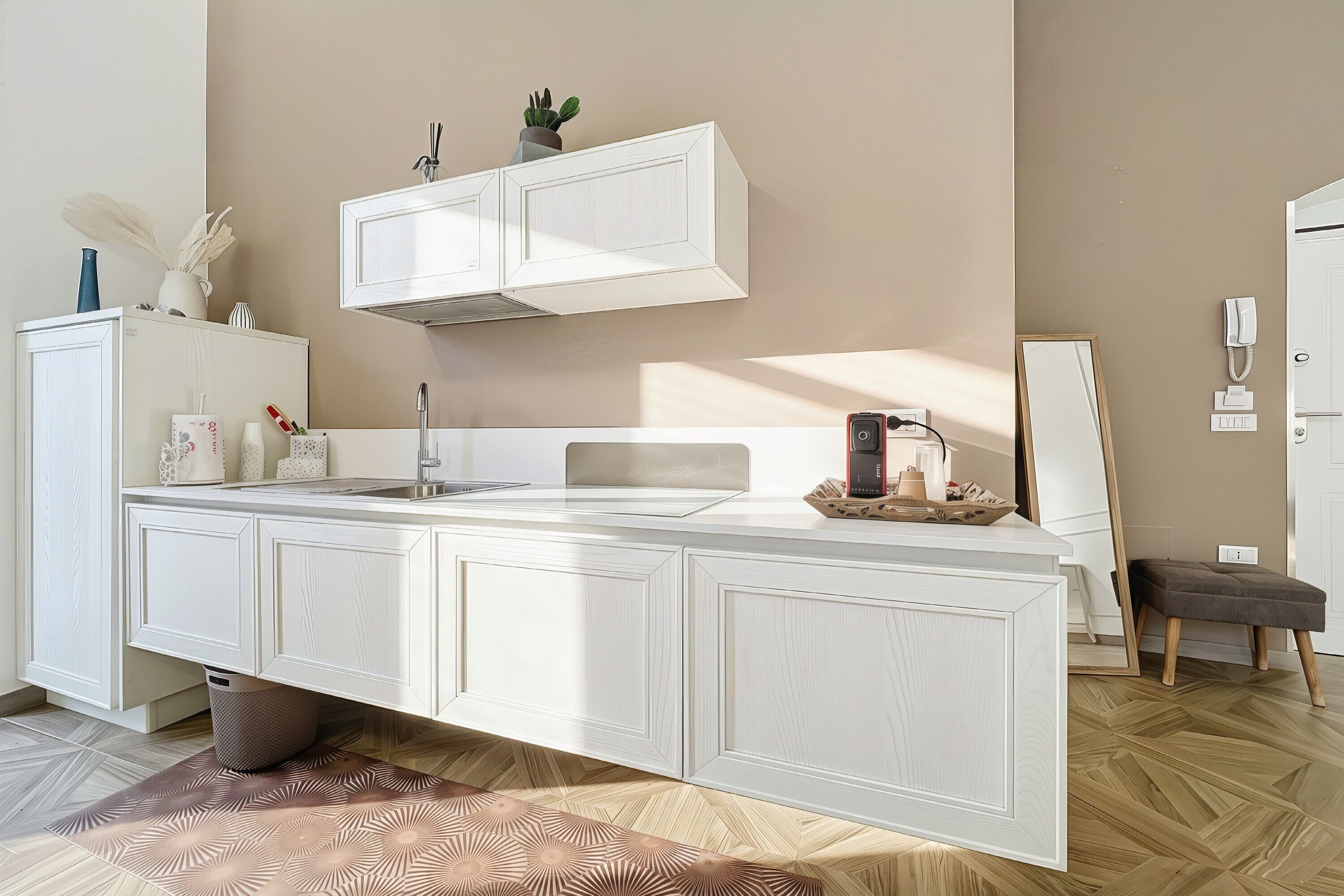 Kühlschrank, Herdplatte, Wasserkocher mit Kaffee-/Teezubehör