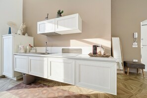 Frigorífico, placa de cocina, cafetera o tetera y hervidor eléctrico