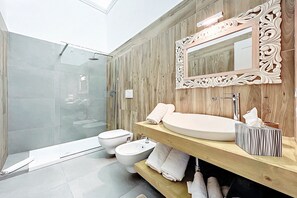 Shower, free toiletries, hair dryer, towels - Triple Room 'Orchidea Celeste' with Sea View, Wi-Fi and Air Conditioning (Manfredonia)