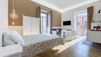 Tabla de planchar con plancha, wifi y ropa de cama