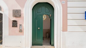A green door with a plaque, a mailbox, and a number sign. - Triple Room 'Orchidea Celeste' with Sea View, Wi-Fi and Air Conditioning (Manfredonia)
