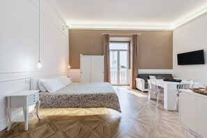 Tabla de planchar con plancha, wifi, ropa de cama