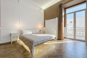 1 dormitori, escriptori, planxa i posts de planxar i wifi 