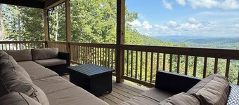 Epic Views! New & Modern Cabin • Hot Tub • Spacious/Clean!