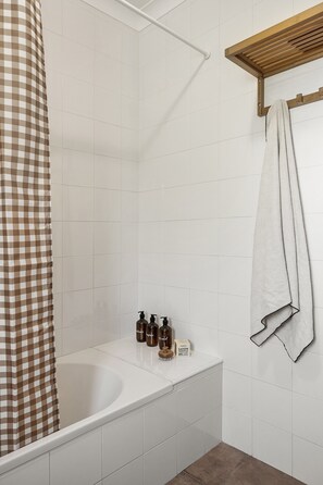 Ducha, secador de pelo y toallas
