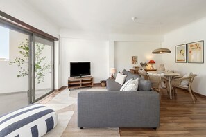 TV - The perfect retreat to slow down, breathe deeply, and disconnect from routine (União das Freguesias de Lamas e Cercal)