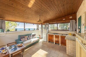 Frigorifero, microonde, piano cottura, macchina per tè/caffè