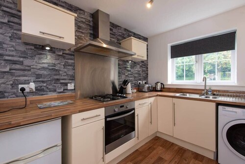 Park View, 2-bed home, both en-suite, 2 parking