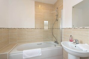 Bathroom - Park View, 2-bed home, both en-suite, 2 parking (Stockton-on-Tees)