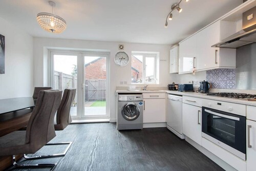 Thinford View- 4 bed, 2.5 bath, Parking, Garage