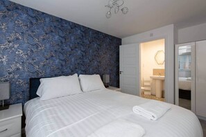 Silitysrauta/-lauta, Wi-Fi, vuodevaatteet