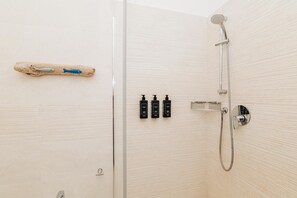 Dusche, Haartrockner, Bidet, Handtücher