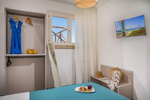 Een strijkplank/strijkijzer, reisbedje, gratis wifi, beddengoed
