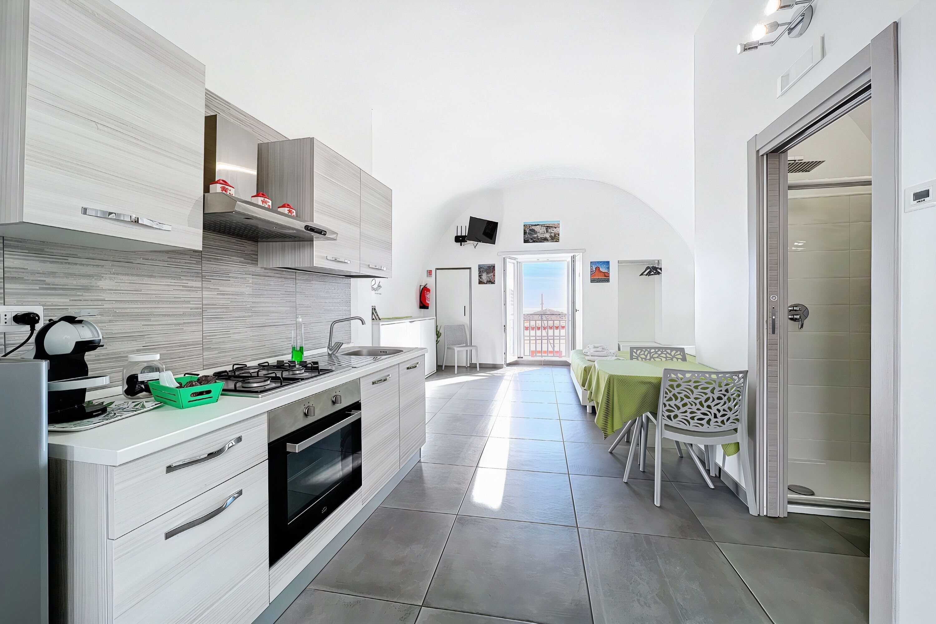 Kühlschrank, Ofen, Herdplatte, Wasserkocher mit Kaffee-/Teezubehör