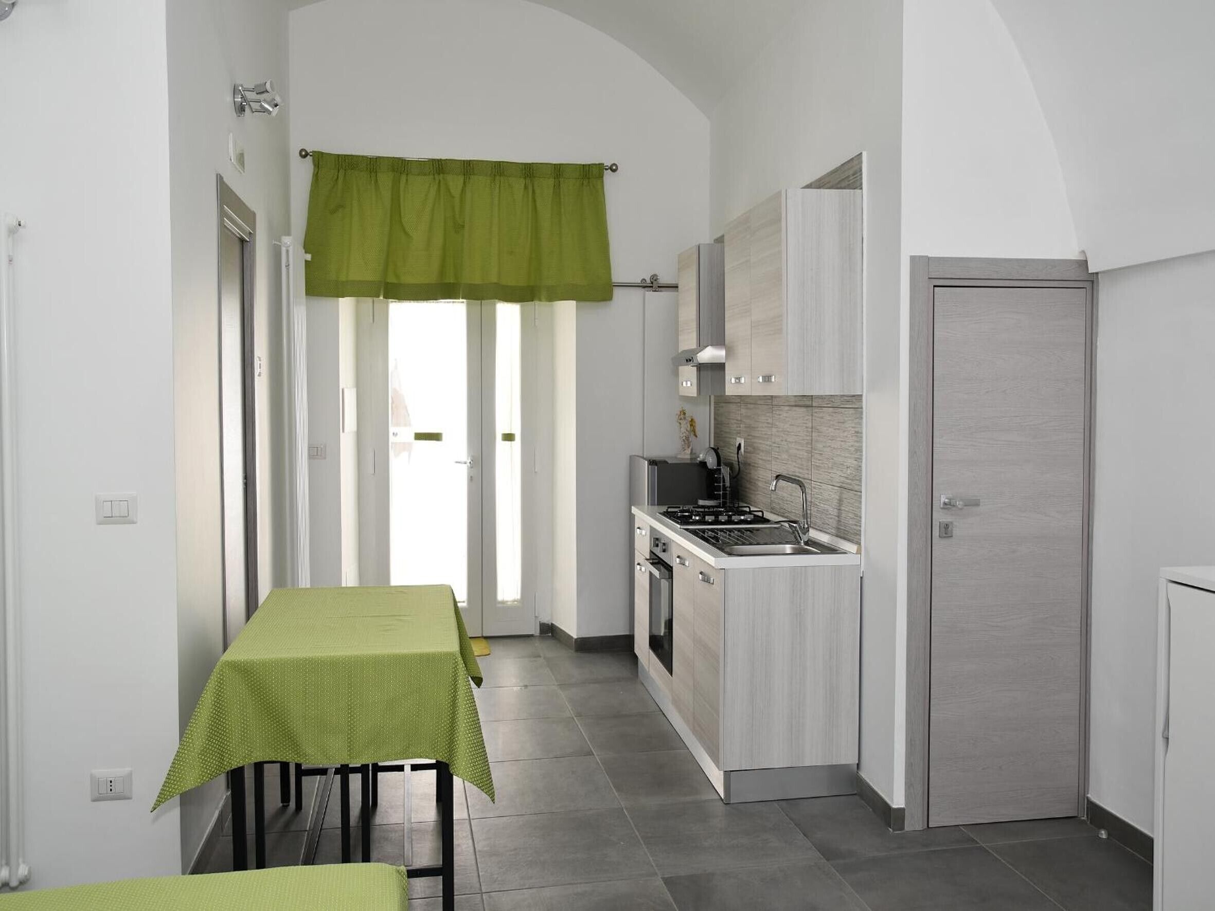 Réfrigérateur, four, plaque de cuisson, cafetière/bouilloire