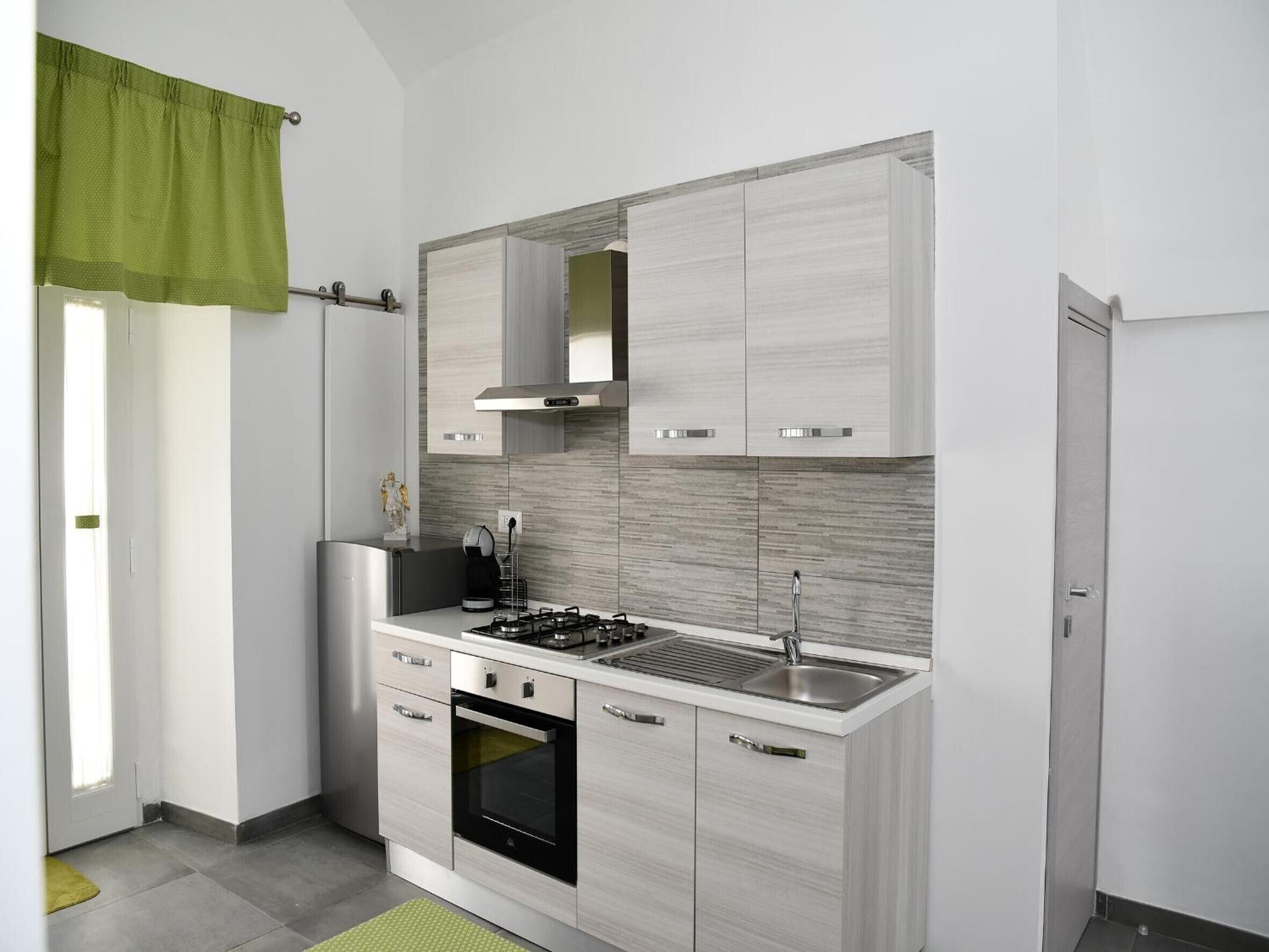 Réfrigérateur, four, plaque de cuisson, cafetière/bouilloire